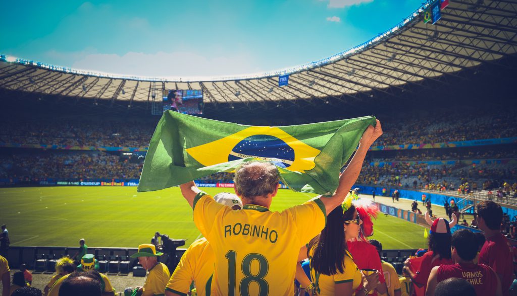 1. Todo brasileiro sabe sambar e jogar futebol